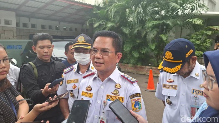 Jukir Liar Akan Diubah Jadi Petugas Resmi JakParkir, Sistem Tunai Dihapus
